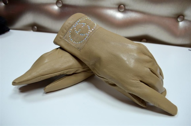 Rękawiczka beżowa, skórzana z cekinami