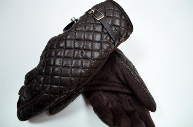 Brązowa rękawiczka damska pikowana