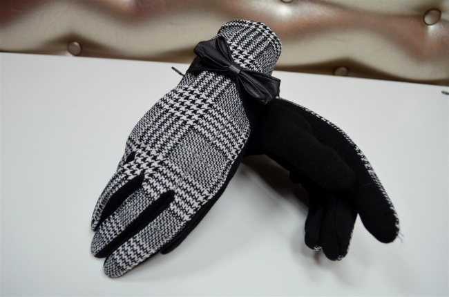 Rękawiczka damska w kwadraty z kokardą