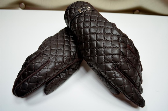 Brązowa rękawiczka damska pikowana