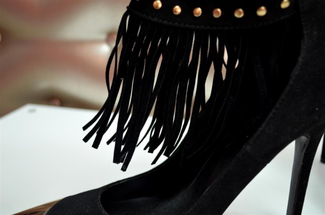 Szpilki z frędzlami na kostce czarne