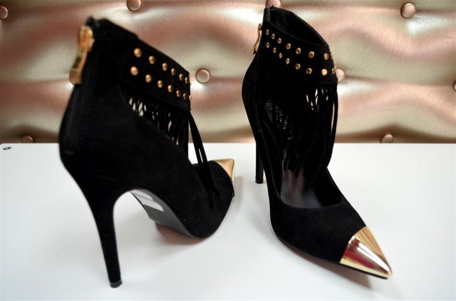 Szpilki z frędzlami na kostce czarne