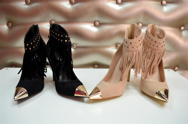 Szpilki z frędzlami na kostce czarne