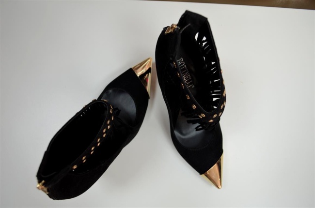 Szpilki z frędzlami na kostce czarne