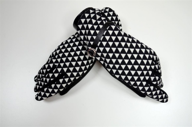 Rękawiczki czarno białe w trójkąty